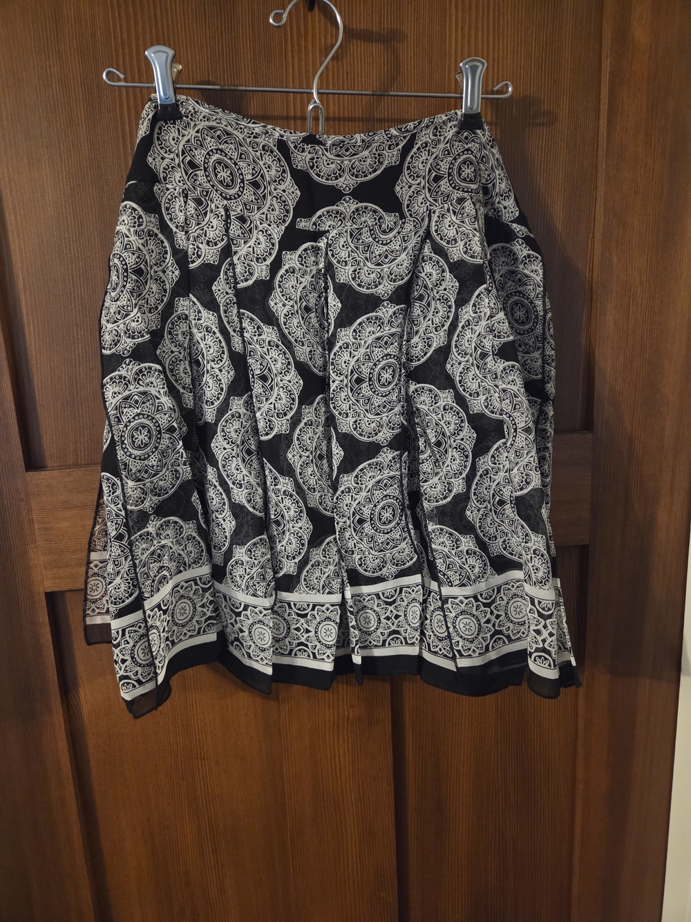 White House Black Market Black and White Medallion Midi Scarf Skirt Size 12 - Picture 2 of 4